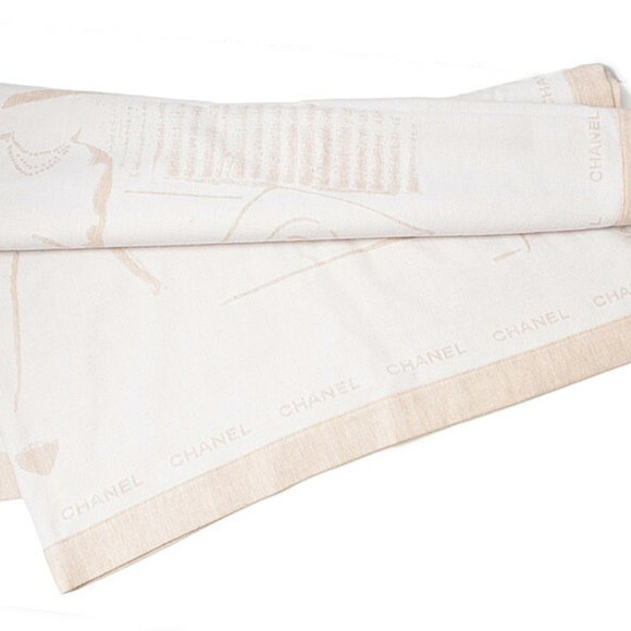 Chanel Blanket, CHANEL Reversible Blanket Mademoiselle CC Motif Wool Silk - Picture 2 of 14